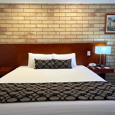 Western Heritage Motor Inn Moranbah Exterior photo